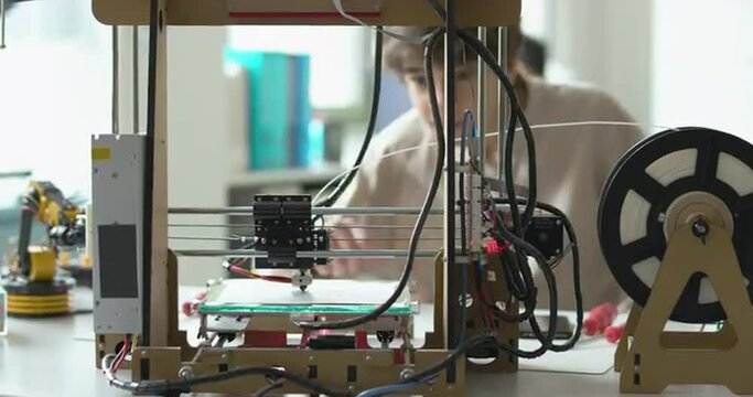 Student learning 3D printing in the lab