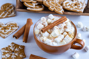 Rozgrzewająca kawa z piankami pianki marshmallow i cynamonem © Monika