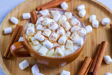 Rozgrzewająca kawa z piankami pianki marshmallow i cynamonem