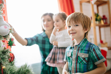 Obraz premium Happy family celebrating christmas in cozy attic room
