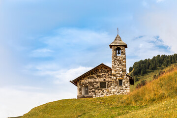 Fototapeta na wymiar Fermeda Kapelle auf der Seceda, Gröden, Südtirol