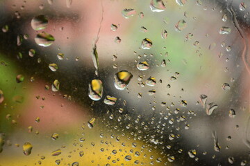 Gotas de Lluvia sobre vidrio y fondo de colores. textura