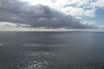 海面上空から見た水平線と雲
