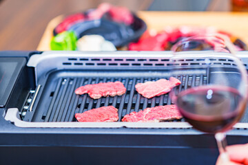 焼肉　グリル　ノースモーク　煙が少ない　【 焼肉 と アルコール の イメージ 】
