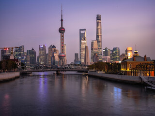 Obraz premium Sunset view of Lujiazui, the financial district in Shanghai, China.