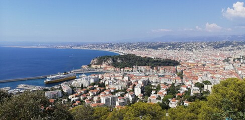 Fototapeta na wymiar Panorama de la baie des anges de Nice depuis le parc du Mont Boron, en France.