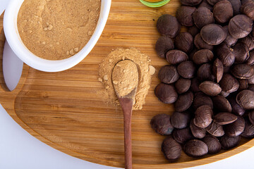 Maca Peruana e Sacha Inchi sob uma bandeija de bambo