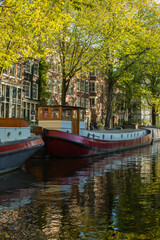 Fototapeta na wymiar canal with boats and houses in Amsterdam 
