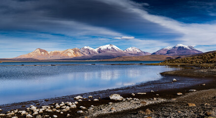 Colores de las Montañas y el lago Chungara. Altiplano Chileno. Region de Arica y Parinacota. Chile.