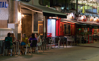 Obraz premium Evening nightlife scene in Cádiz Old Town, Andalusia, Spain