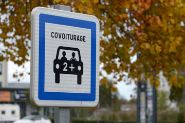 Panneau de signalisation indiquant une place de parking réservée au covoiturage - obrazy, fototapety, plakaty