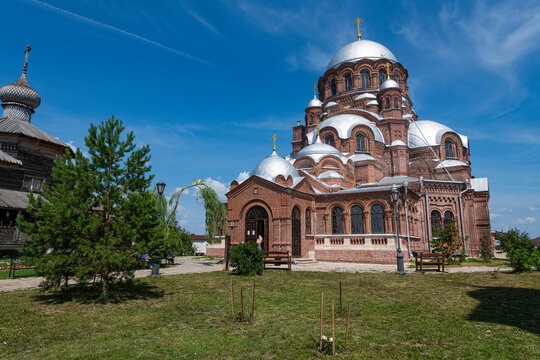 Church of the Holy Trinity on the left, and Cathedral, Sviyazhsk, Republic of Tatarstan