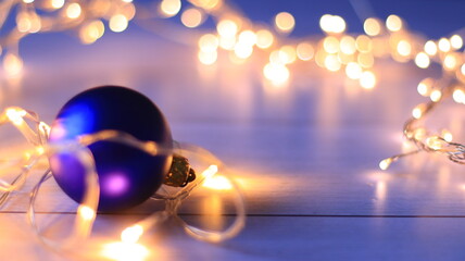 Gros plan d'une boule de Noël bleue avec un effet bokeh en arrière plan.