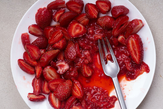 Sugar-coated sliced strawberries
