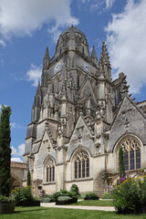 Fototapeta na wymiar Jardin du cloître de la cathédrale de Saintes