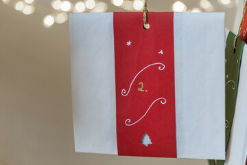 Selbstgemachter Adventskalender aus Papiertüte Nr. 2 mit rotem Band