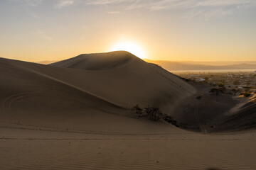 amanecer  en cuidad con dunas de arena