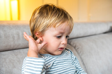 enfant se touchant l'oreille, douleurs