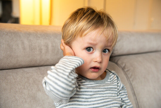 enfant se touchant l'oreille, douleurs