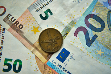 1 korona duńska na tle banknotów euro - obrazy, fototapety, plakaty