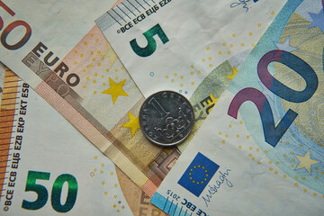 1 korona czeskana tle banknotów euro
