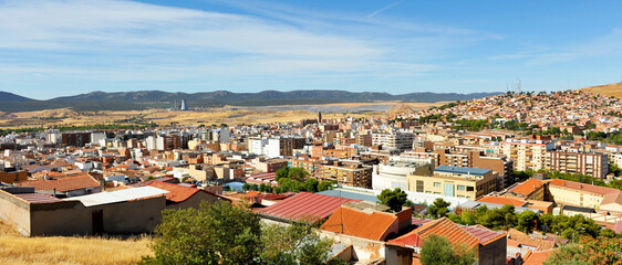 Panorámica de Puertollano desde el Cerro Santa Ana en la provincia de Ciudad Real, Castilla-La Mancha, centro de España 