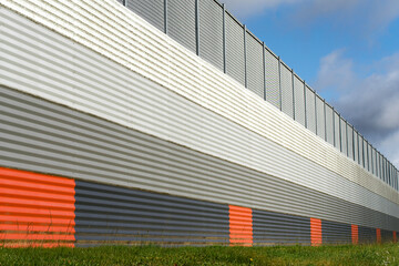 Obraz premium Mur en tôle ondulée sur l'arrière d'une prison