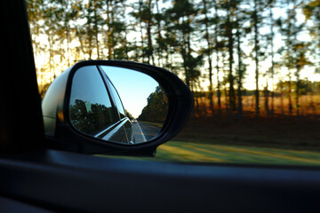 Obraz premium car driving through the forest