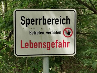 Schild in der Natur - Sperrbereich - Betreten verboten - Lebensgefahr - groß