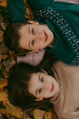 HERMANOS POSANDO ANTE LA CAMARA EN EL PARQUE