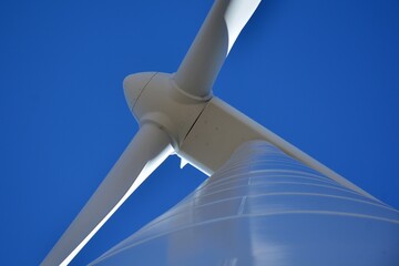 Aerogeneradores produciendo, energía, evitando el calentamiento global del planeta © KukiLadrondeGuevara
