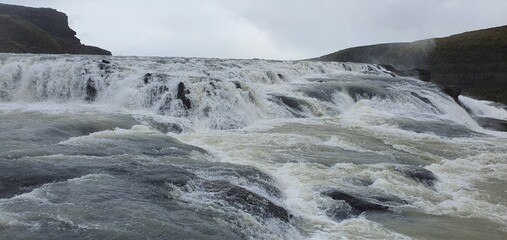 Cascada en paraje natural islandia