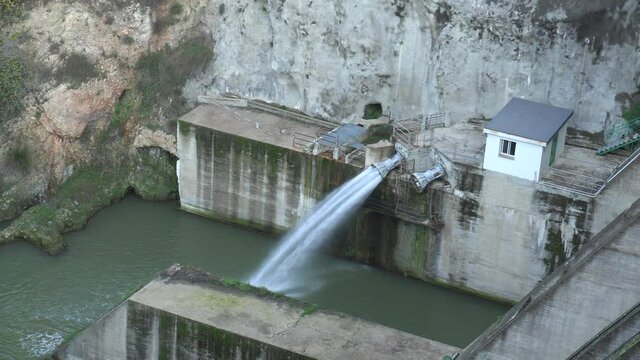 Beniarres reservoir with views of a conical hollow jet valve.