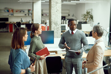 Obraz premium African American CEO talks during meeting with his business team in office.