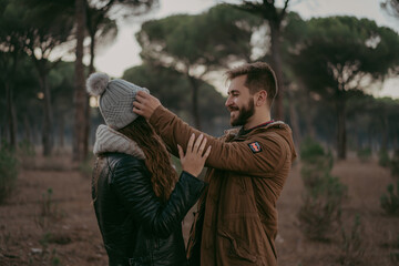 PAREJA DE ENAMORADOS SIENDO FELICES AL AIRE LIBRE