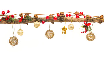 Guirnalda colgante de madera rústico con adornos de Navidad sobre un fondo blanco liso y aislado....