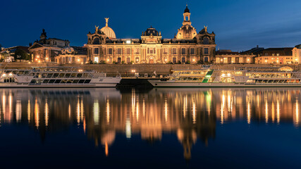 Obraz premium Arlbertinum in der blauen Stunde 