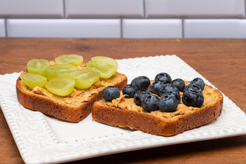 Peanut butter sandwich with grapes and blueberries