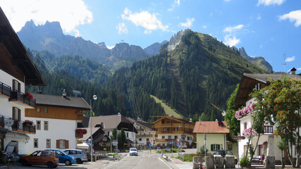 Fototapeta na wymiar Street view in the Alpine resort Canazei