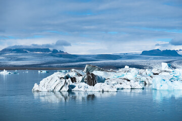 Jökulsárlón Gletscherlagune im Nationalpark Vatnajökull in Island mit großen Eisbrocken im...