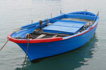 Obraz premium La vecchia barca del pescatore attraccata al molo