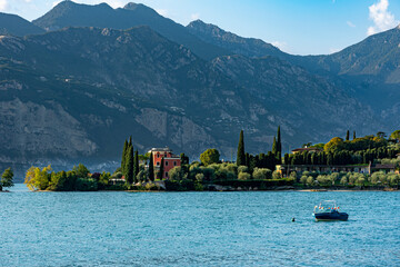 Urlaub am Gardasee: Isola del Sogno - Insel mit Villa und Pappeln dirket kurz vor Malcesine