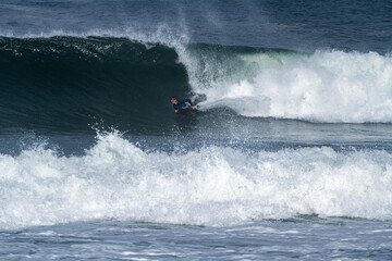 Obraz premium Bodyboarder surfing ocean wave