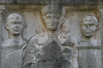 Fototapeta na wymiar Figurengruppe am römischen Caeliusstein in Xanten - Birten am Niederrhein