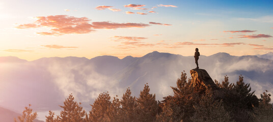 Avontuurlijke blanke vrouw die op een rotsachtige berg staat. Zonsondergang hemel kunst. 3D-rendering piek. Luchtfoto achtergrondafbeelding uit British Columbia, Canada. Avontuurconcept