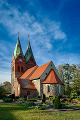 Fototapeta na wymiar Kirchhof und Dorfkirche in Willmersdorf, einem Ortsteil von Werneuchen (Ansicht von Südosten)
