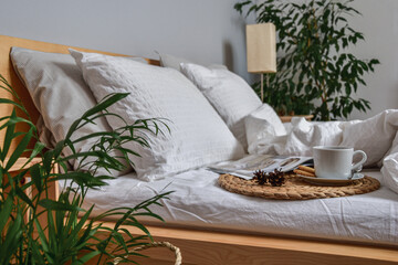 Przytulna sypialnia w stylu boho, biała pościel, czarna kawa o poranku w łóżku, minimalistyczne wnętrze, klimatycznie. - obrazy, fototapety, plakaty