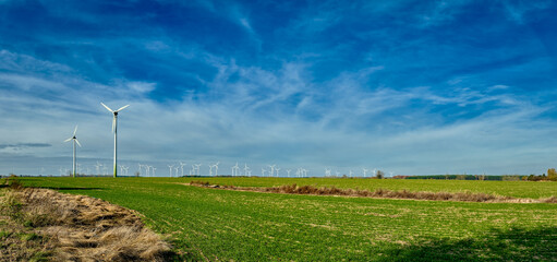 Große Windkraftanlage auf dem Barnim zwischen Willmersdorf und Weesow. Im Hintergrund die Türme...