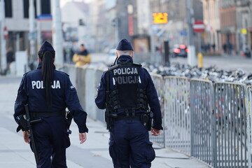 Polska Policja na służbie patrolowej w mundurze. 
 - obrazy, fototapety, plakaty