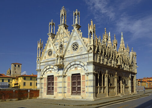 Chiesa di Santa Maria della Spina - A small church on the banks of the Arno River with an ornate Gothic fa&ccedil;ade, many statues and a painted ceiling, built in the 13th century.. Pisa, Italy